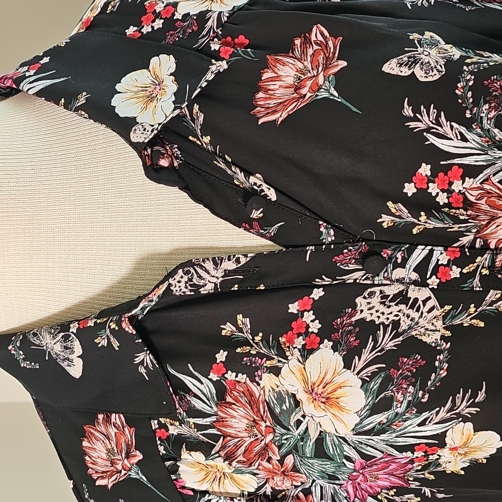 Torrid Floral Black Women's Top.size‎ 1X. Long Sleeves Covered Buttons. - Picture 2 of 11